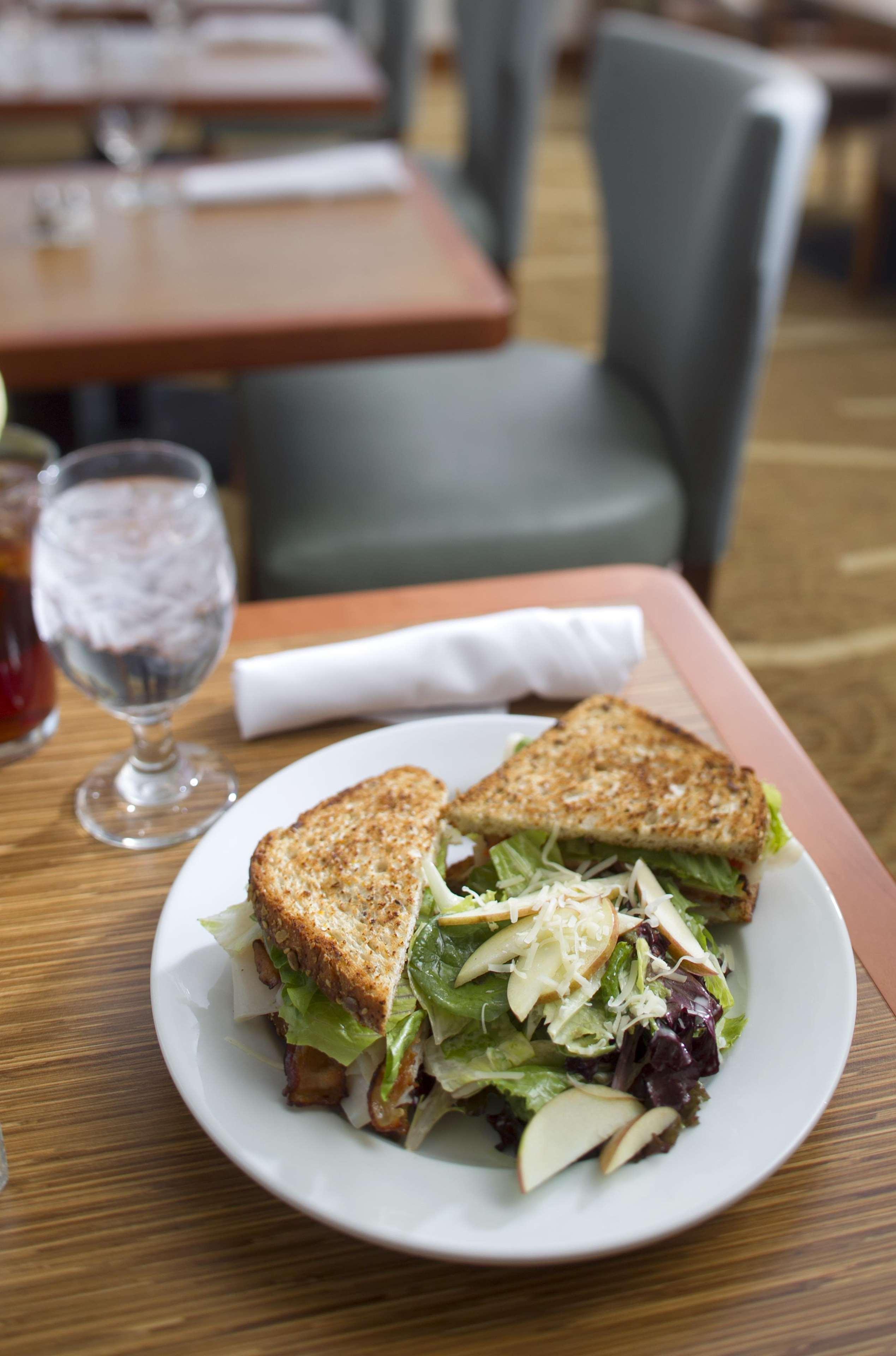 Hilton Garden Inn Cedar Falls Conference Center מראה חיצוני תמונה